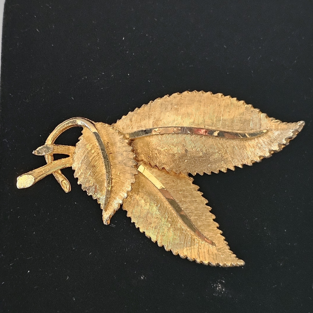 Vintage Signed BSK Gold Tone Large Double Leaf Brooch - Picture 1 of 8